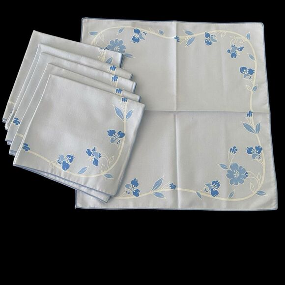 Lot of 6 Cloth Napkins Blue Floral  17.5" x 17" Dining Luncheon - Picture 4 of 4